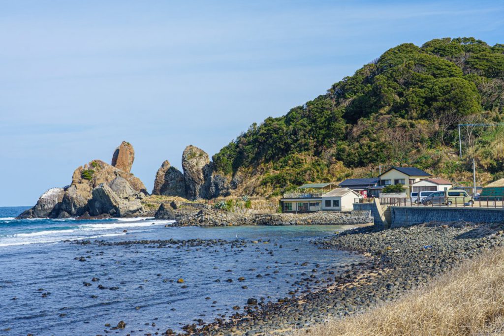 湊の立神岩