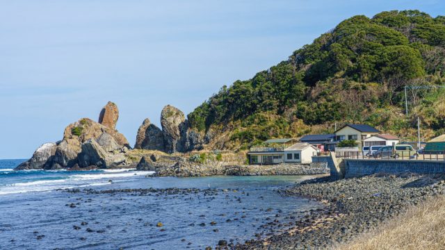 湊の立神岩